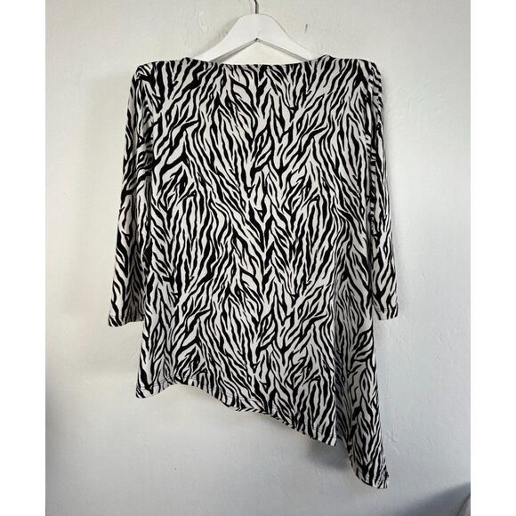 Chico's Travelers Black & White Zebra Print Asymmetrical Hem Top Size 2 Stretch - Picture 2 of 8